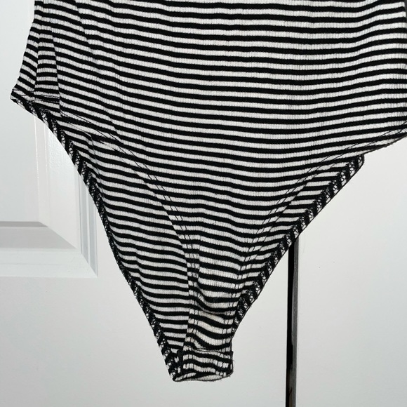 Off the shoulder striped bodysuit - Picture 2 of 5